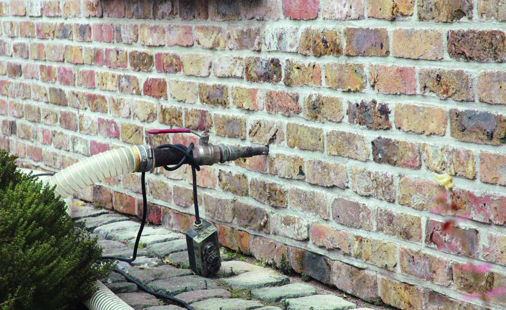 inspuiten van minerale isolatie