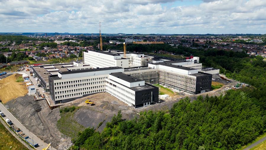 32.000 m² wandpanelen verlijmen in Grand Hôpital de Charleroi