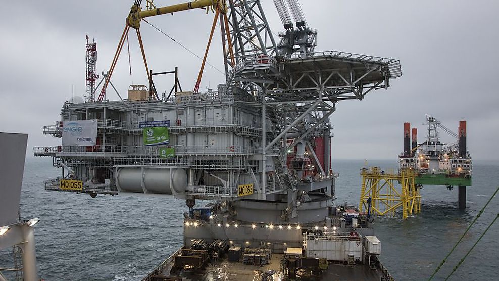 Installatie Belgische topside onderstation van Merkur offshore windpark