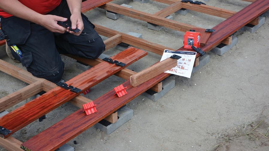 Regelbaar bevestigingssysteem voor houten terras