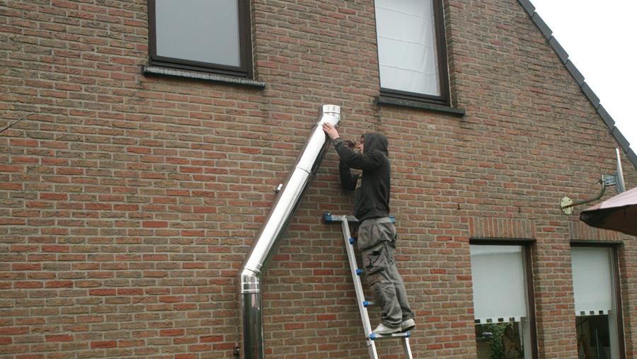 Hoe een afvoerkanaal plaatsen langs de gevel