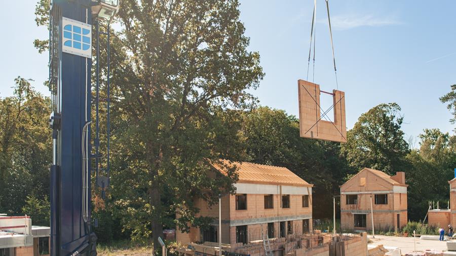 Une construction effectuée avec précision grâce aux murs préfabriqués