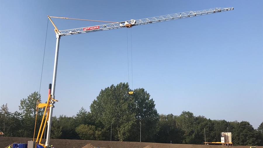 Zelfrijdende torenkraan bereikt krappe werven