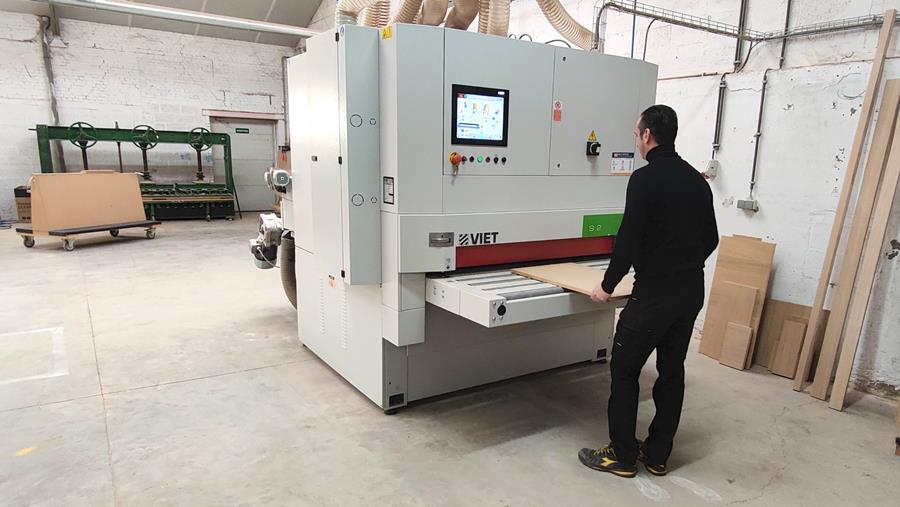 Un processus de placage maîtrisé grâce à une ponceuse sur mesure