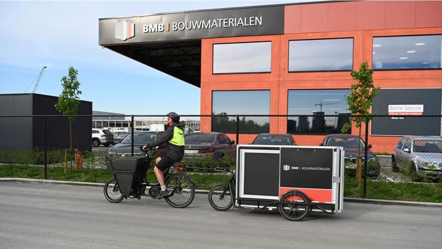 Oovelo en BMB slaan de handen in elkaar