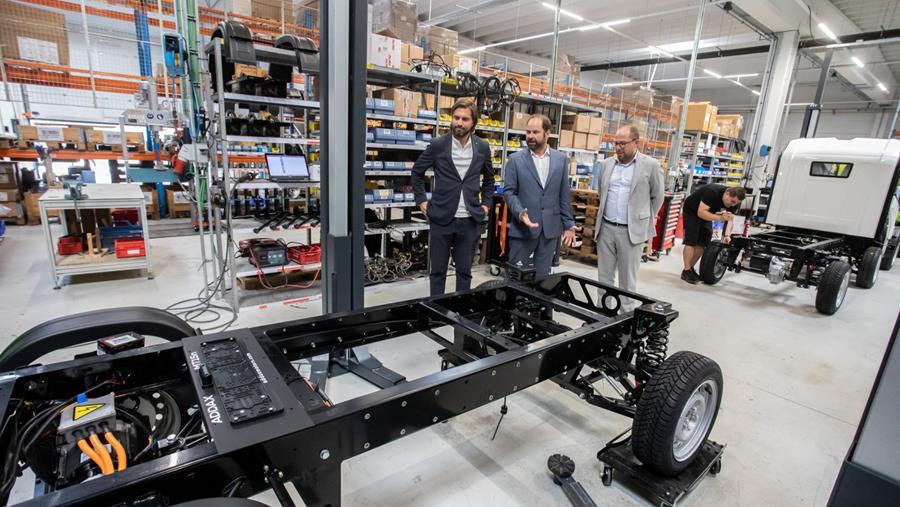 Georges-Louis Bouchez visite Addax Motors en Flandre occidentale