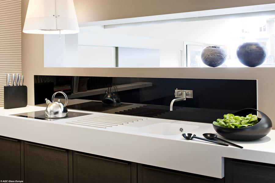 Glazen spatwand in de keuken voor lichtere en meer ruimtelijke optiek