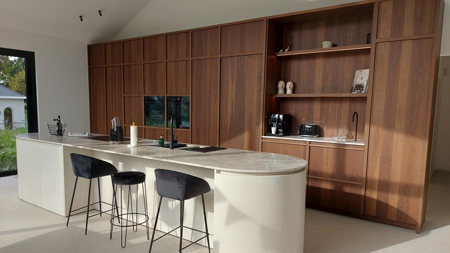 Warme Shinnoki keuken versmelt met authentiek interieur