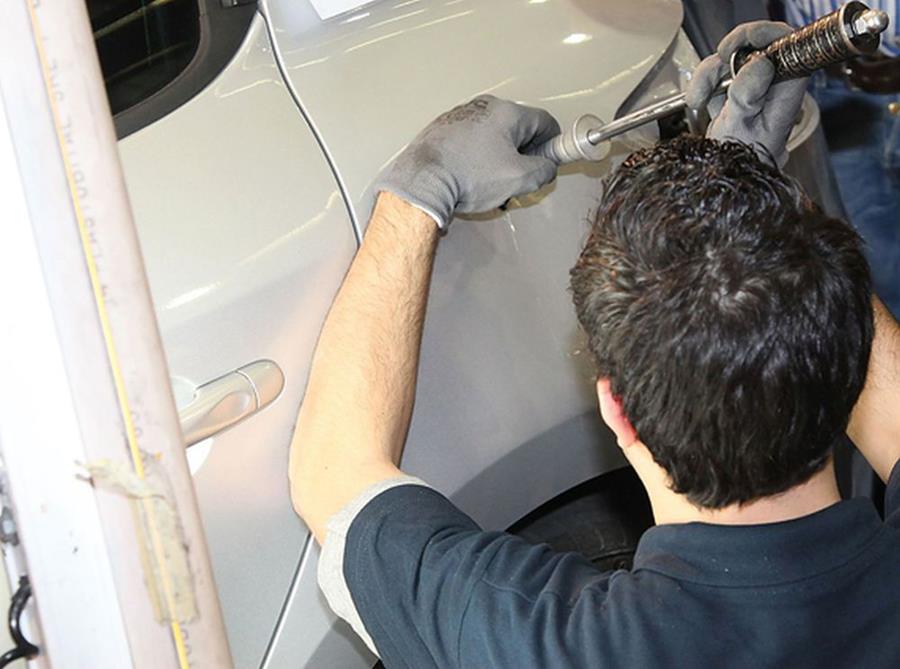Débosseler sans peinture exige outils adéquats, technique et expérience