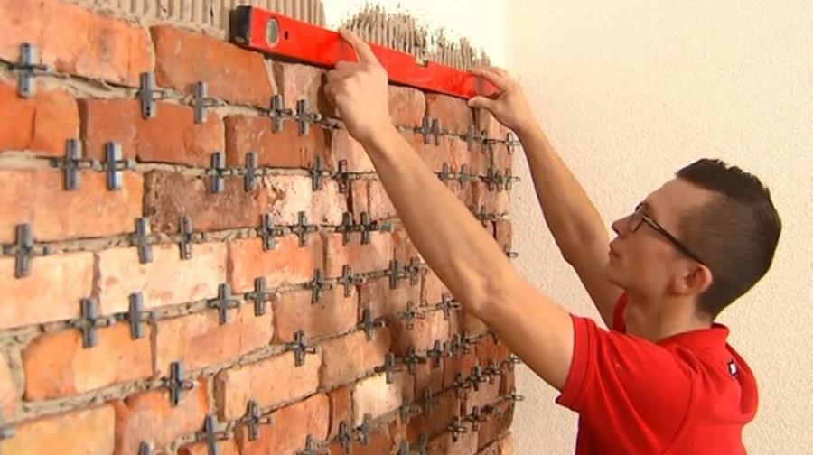 Hoe plaats je steenstrips tegen een binnenmuur?