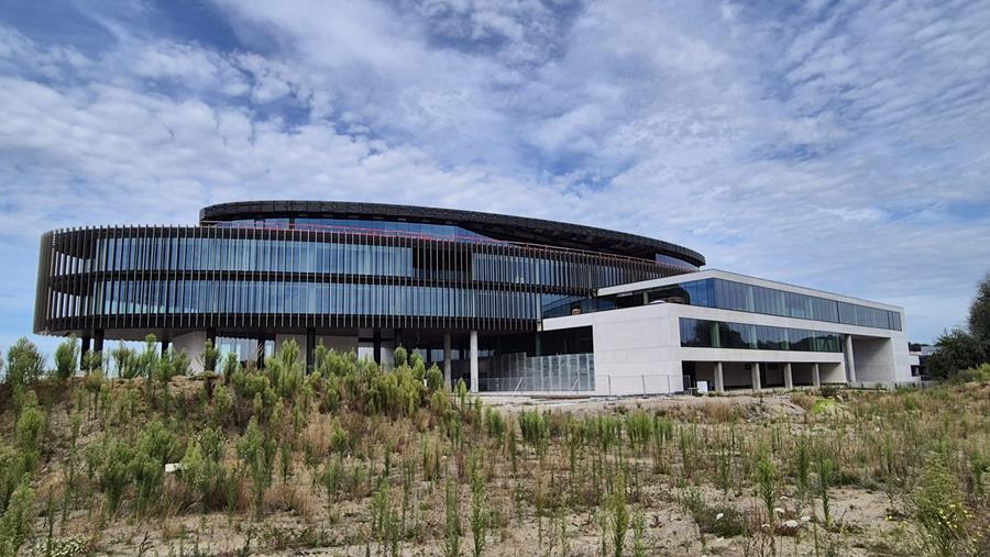 Group Ceyssens: des façades ovales en verre collé structurellement