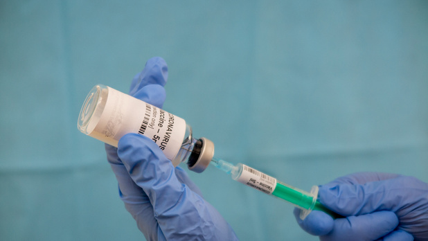 Le personnel hospitalier peut commencer à se faire vacciner