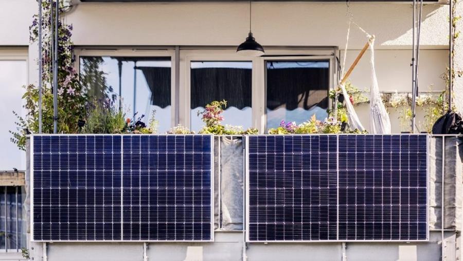Zonnepanelen en batterijen in het stopcontact: zegen of vloek?