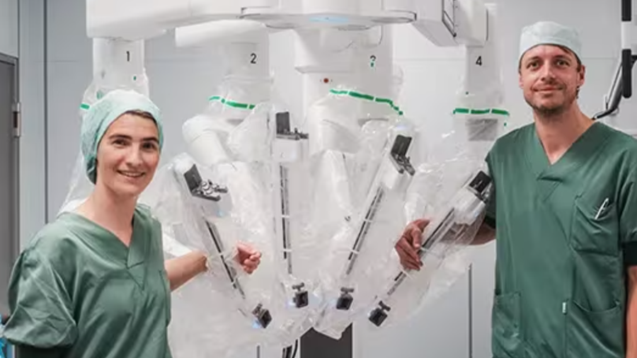 ZAS Palfijn neemt vierarmige operatierobot in gebruik