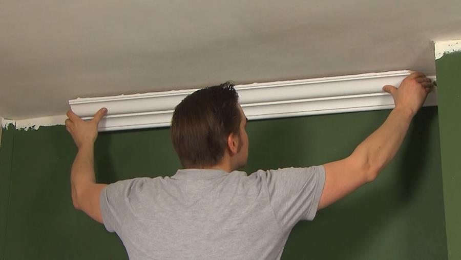 Hoe werk je een plafond af met sierlijsten?