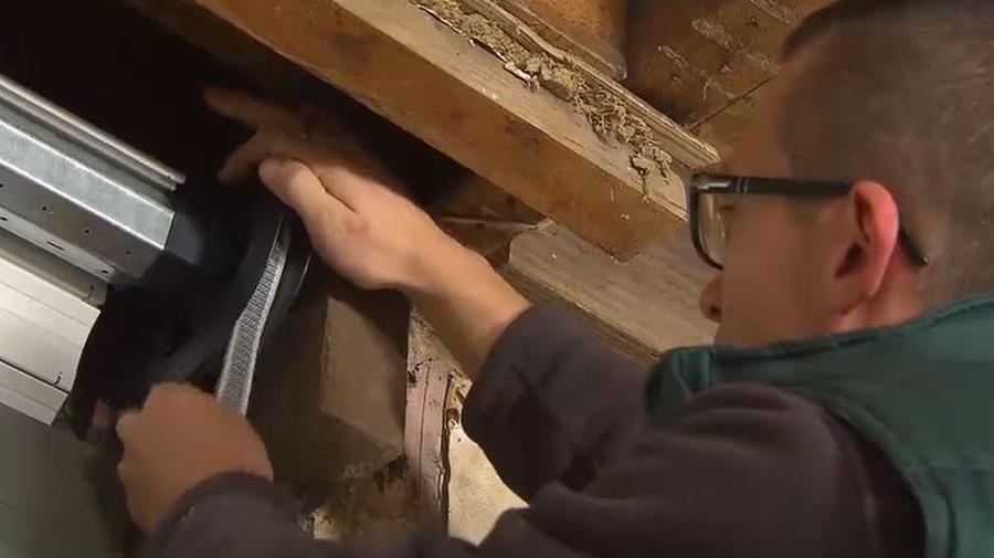 Comment poser une fenêtre avec des volets roulants?