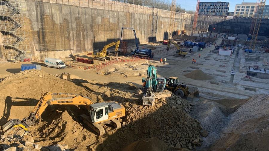 Un godet concasseur et un godet cribleur de MB Crusher sur le chantier de l'Europe à Luxembourg