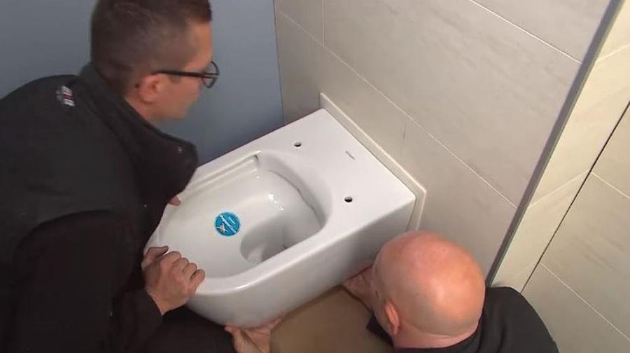 HOE HOOG HANG JE EEN HANGTOILET?