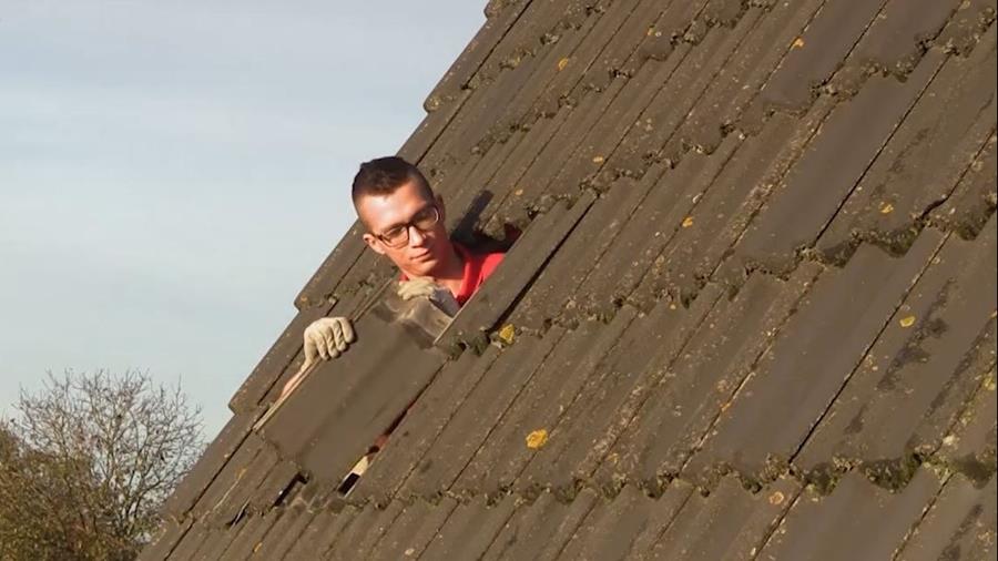 Hoe een tuimelraam plaatsen
