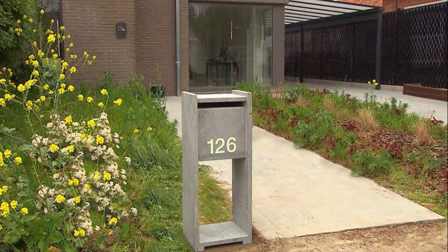 Hoe een natuursteen brievenbus plaatsen